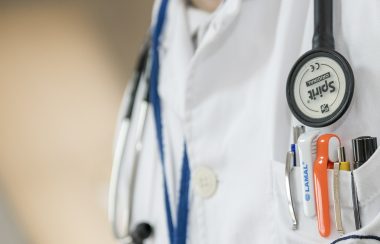 Blouse de docteur, avec stylos dans la poche et un stéthoscope