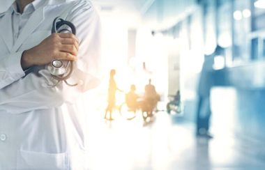 un docteur se tient debout avec un stethoscope