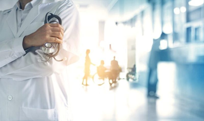 un docteur se tient debout avec un stethoscope