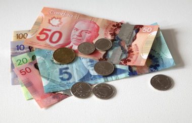 Différents billets et pièces d'argent canadien.