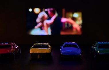 Quatre voitures devant l'écran géant d'un ciné-parc