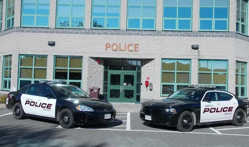 Deux voitures de police devant un poste de la Force policière de Grand-Sault