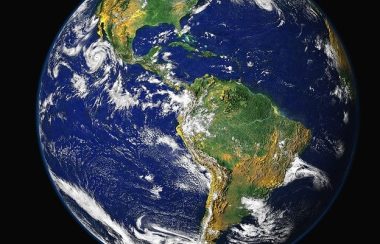 Planète Terre vue de l'espace. On voit l'Amérique du Nord et l'Amérique du Sud tout comme les océans Atlantique et Pacifique