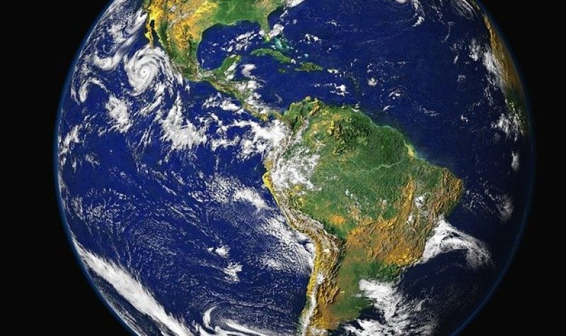 Planète Terre vue de l'espace. On voit l'Amérique du Nord et l'Amérique du Sud tout comme les océans Atlantique et Pacifique
