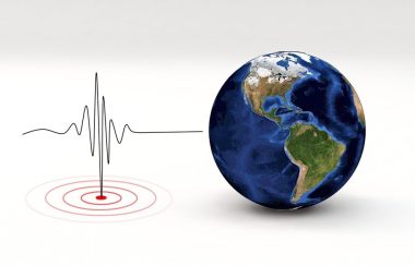 Graphique représentant une onde sismique au côté de la planète Terre.