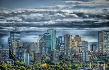 Les édifices du centre-ville d'Edmonton vue de l'autre côté de la rivière Saskatchewan Nord