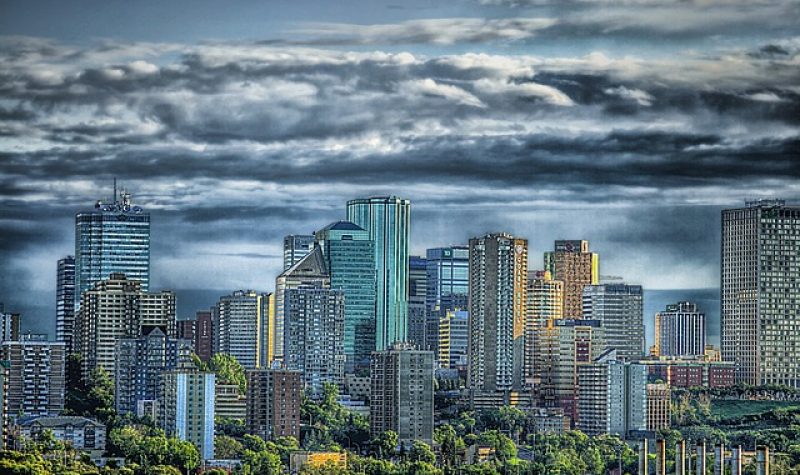Les édifices du centre-ville d'Edmonton vue de l'autre côté de la rivière Saskatchewan Nord