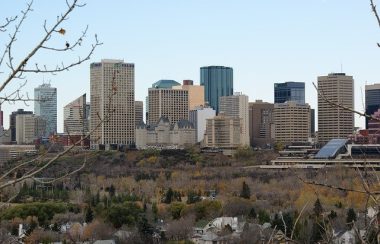 Vue sur le centre-ville d'Edmonton et ses nombreux édifices.