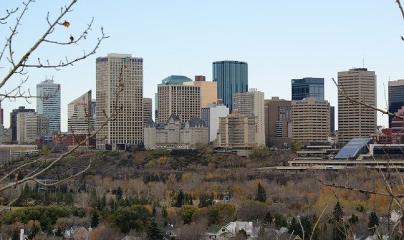 Vue sur le centre-ville d'Edmonton et ses nombreux édifices.
