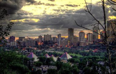 Vue sur le centre-ville d'Edmonton. On aperçoit les édifices qui composent le centre-ville d'Edmonton.