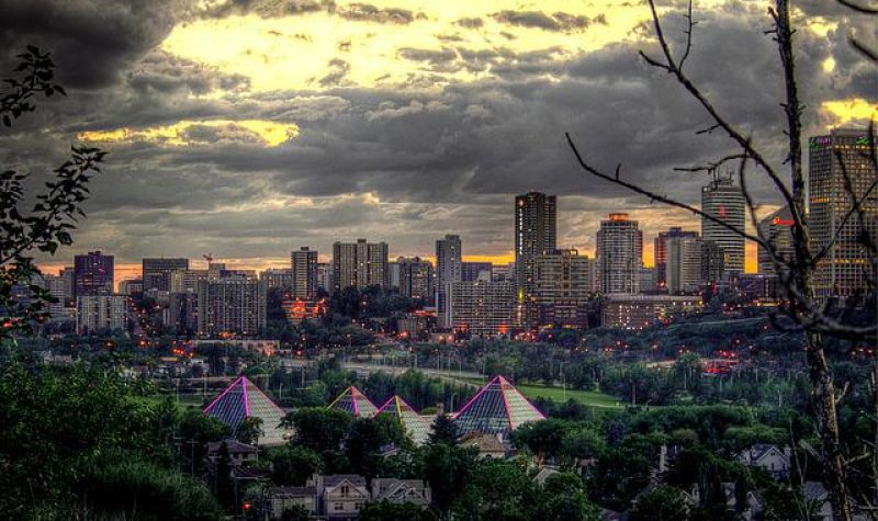 Vue sur le centre-ville d'Edmonton. On aperçoit les édifices qui composent le centre-ville d'Edmonton.