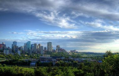 Vue sur la ville d'Edmonton. On aperçoit les édifices du centre-ville d'Edmonton au loin.