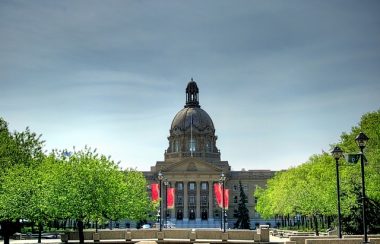 Vu sur l'Assemblée législative de l'Alberta. La bâtisse est de couleur brune et au centre la sculpture du toit est en forme de dôme.