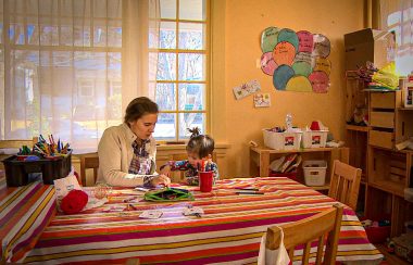 Une formation pour les francophones qui souhaitent lancer leur entreprise de garde scolaire à la maison. Photo : Radio Canada