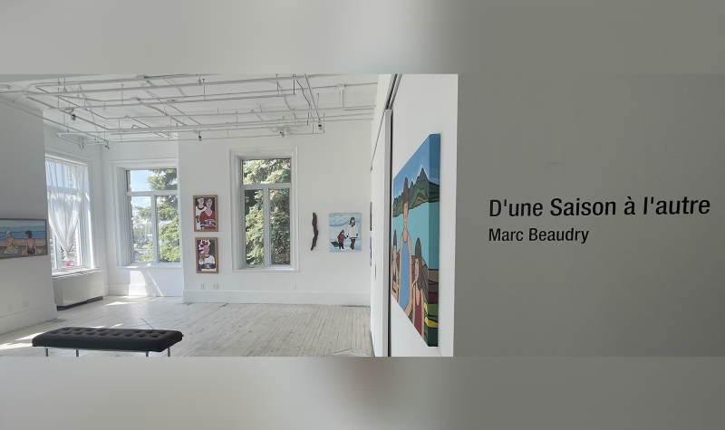 L'exposition d'art de Marc Beaudry avec le titre à droite du mur qui dit « D'une saison à l'autre » et quelques peintures accrochées sur le mur blanc près d'une grande fenêtre.