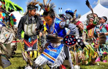 Une danse traditionnelle exécutée par les enfants autochtones de Peace River : (Photo : Facebook Pow Wow traditionnel de Peace River)