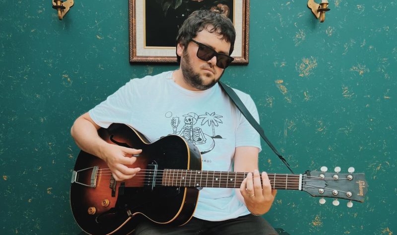 un homme avec un guitare