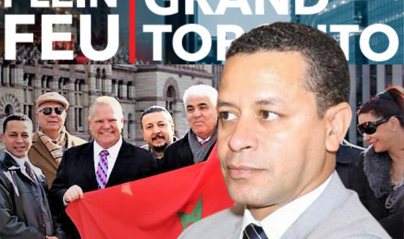 homme clair en tenue de ville, devant une phot de Doug Ford avec le drapeau Marocain.