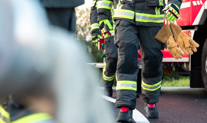 Des pompiers qui marchent