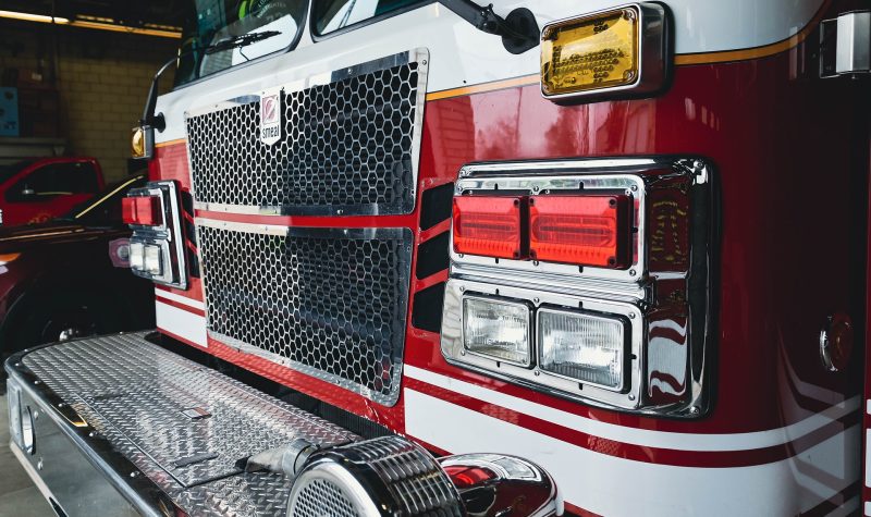 Un camion de sapeurs pompiers à l'arrêt.