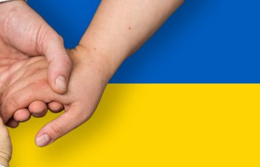 Un drapeau ukrainien avec des mains qui se touchent