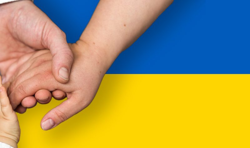 Un drapeau ukrainien avec des mains qui se touchent