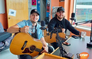 Francis Degrandpré et Vince Lemire dans les studios de CFMF ce jeudi 23 juin en après-midi. Photo : Élizabeth Séguin