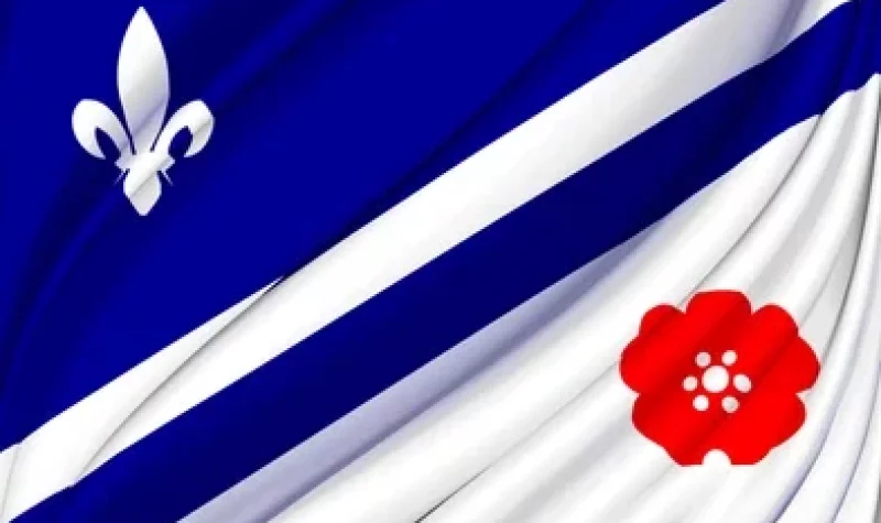 Le drapeau franco-albertain : un rectangle séparé diagonalement au centre. La partie du haut est bleue avec une fleur de lys blanche. La partie du bas est blanche avec une rose sauvage rouge à droite.