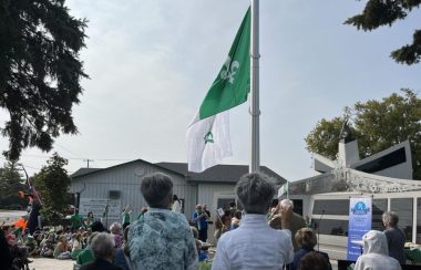 Les trois écoles francophones d’Embrun ainsi que la communauté se sont réunies au monument de la francophonie pour célébrer la journée franco-ontarienne le 25 septembre 2023. (Photo : Rose Grzela)