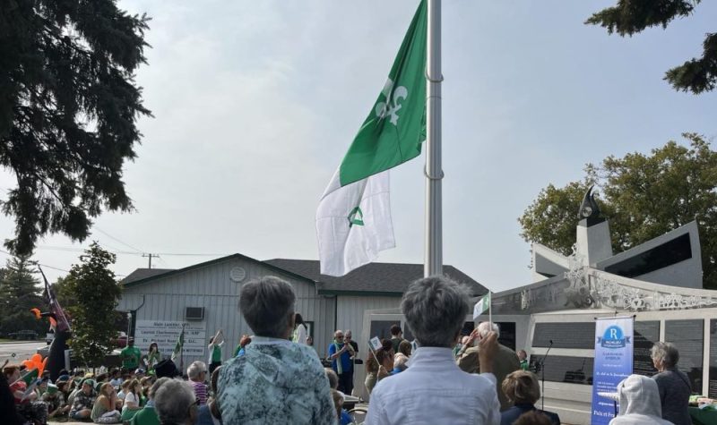 Les trois écoles francophones d’Embrun ainsi que la communauté se sont réunies au monument de la francophonie pour célébrer la journée franco-ontarienne le 25 septembre 2023. (Photo : Rose Grzela)