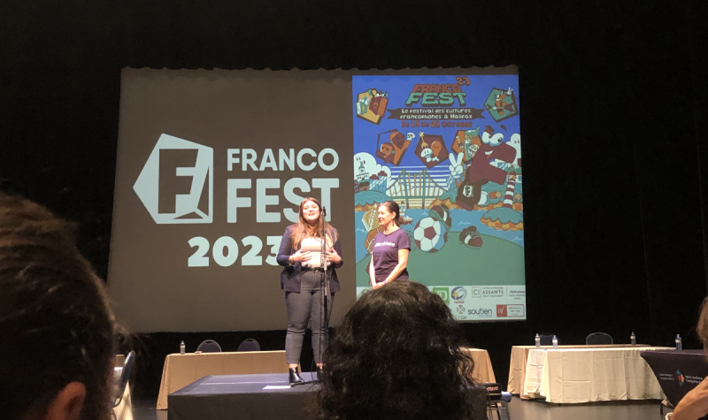 Marina Turbide au côté de Sonia Losier, présentant la programation du FrancoFest jeudi soir, durant l'événement #DansMaVille. (Source image : Adèle Grosperrin)