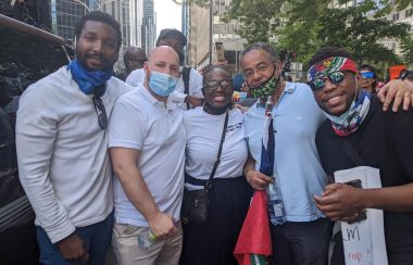 Frantz André ( avec le drapeau haïtien en main ) lors d'une manifestation en faveur des immigrants a Montréal.( Photo : Facebook Frantz André)