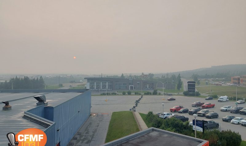 La fumée est apparue en fin de journée ce 12 juillet à Fermont. Photo : Élizabeth Séguin