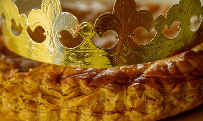 la galette des rois avec une couronne traditionnelle posée sur elle