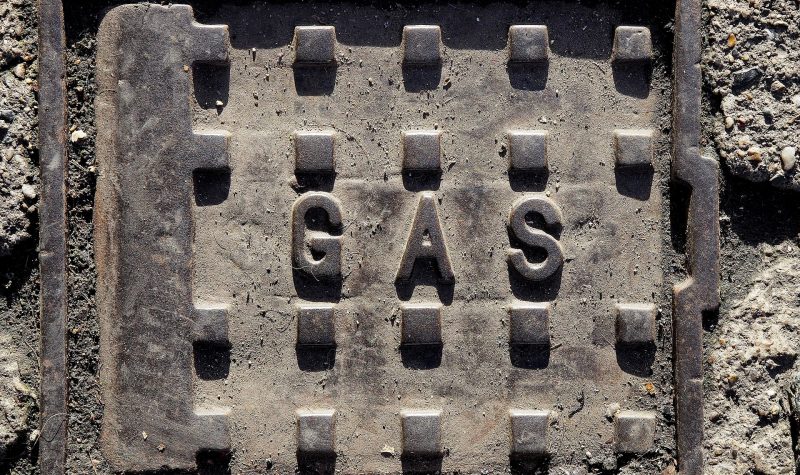 Un socle en fer où on peut lire l'inscription gas en anglais