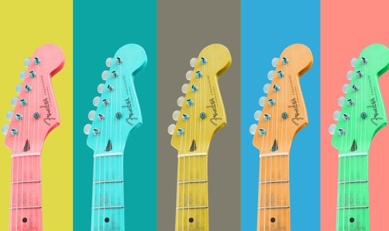 5 guitares de différentes couleurs