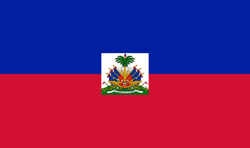 Drapeau d'Haïti bleu au-dessus rouge en-dessous avec l'enseigne du pays au centre