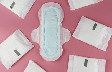 Des serviettes hygiéniques sur un fond rose