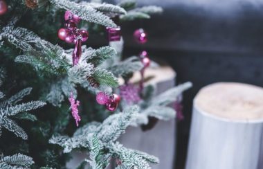 Arbre de Noël décoré.