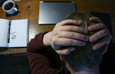 Homme dépressif en télétravail.