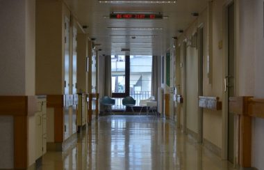 Un couloir d'hôpital vide.