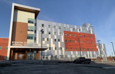 La facade grise et orangée de l'hôpital territorial Stanton de Yellowknife.