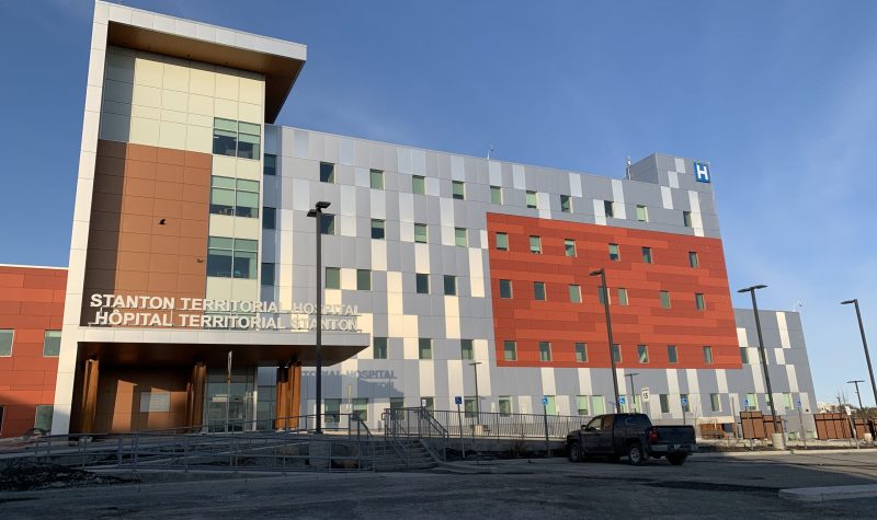 La facade grise et orangée de l'hôpital territorial Stanton de Yellowknife.