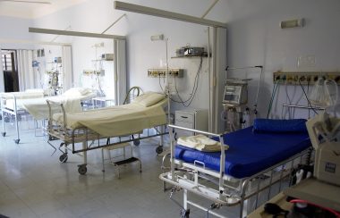 Salle avec des lits d'hôpital