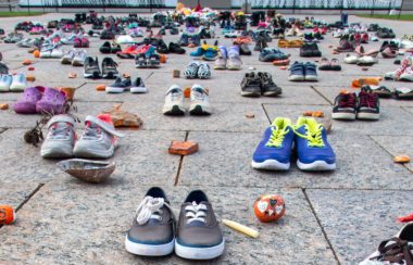 Des chaussons d'enfants autochtones sur le parvis du parlement d'Ottawa