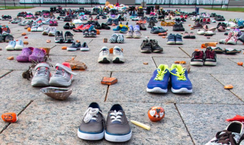 Des chaussons d'enfants autochtones sur le parvis du parlement d'Ottawa