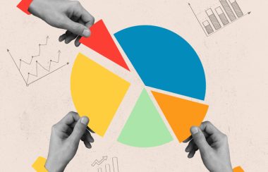 Un camembert de statistiques divisé en 5 couleurs avec trois mains