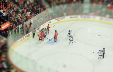 Photo prise des gradins d'un match des Flames de Calgary, au Saddledome.