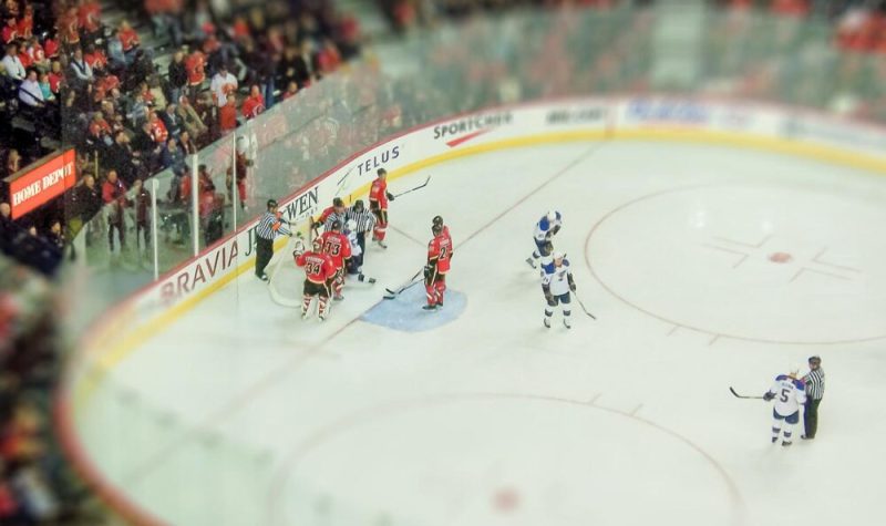 Photo prise des gradins d'un match des Flames de Calgary, au Saddledome.