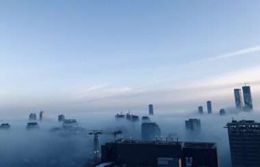 Gratte-ciel sous la brume